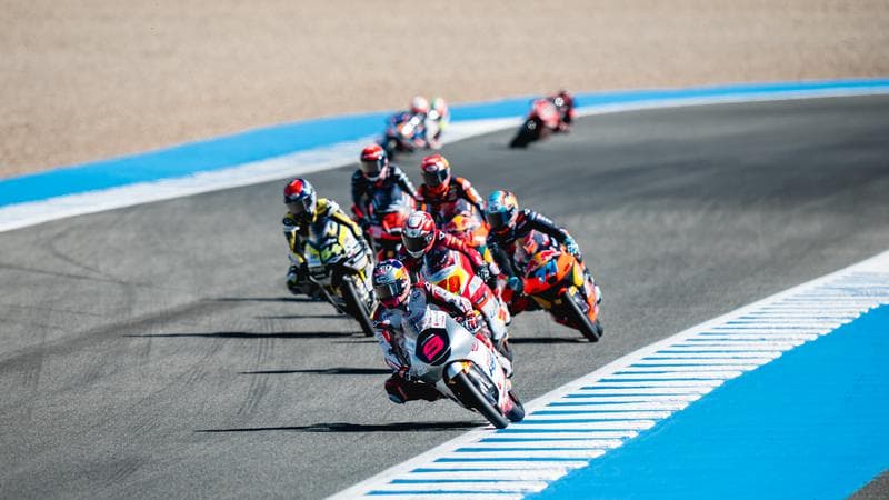 Dramatis di Catalunya! Veda Ega Pratama Melesat 13 Posisi, Ukir Poin Penting di Moto3 2026!