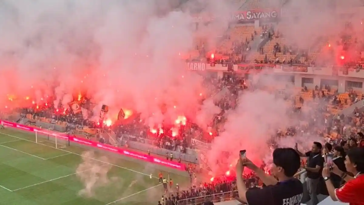 Drama di Tanah Patriot: Flare Bakar Atmosfer, Hentikan Laga Krusial Persija vs Semen Padang!