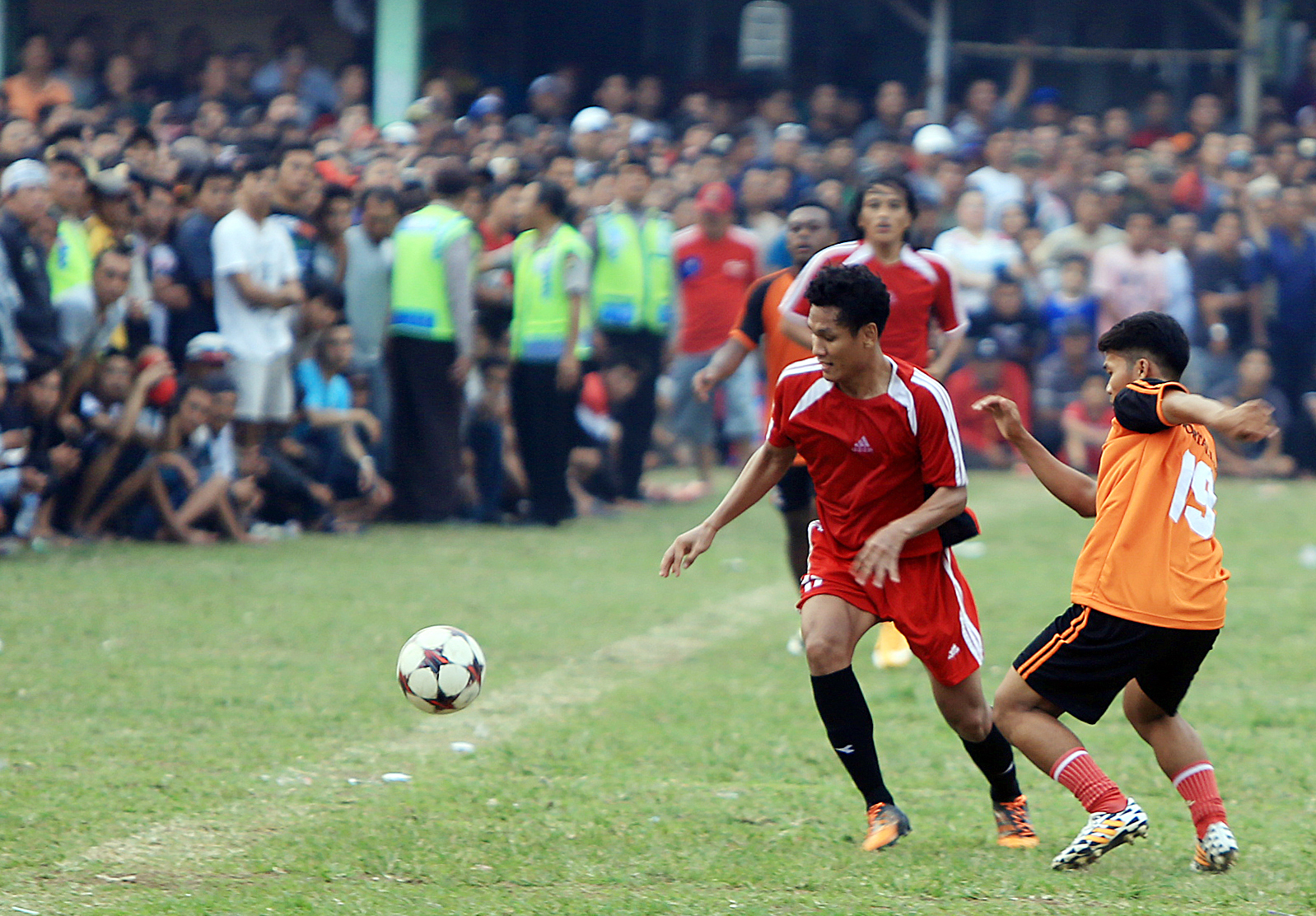 Liga Tarkam: Denyut Nadi Akar Rumput, Harga Diri Kampung, dan Panggung Keras Sepak Bola Indonesia