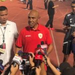 Kepala pemandu bakat timnas Indonesia Simon Tahamata ketika ditemui awak media dalam sesi latihan timnas Indonesia di Stadion Madya Gelora Bung Karno, Jakarta, Senin