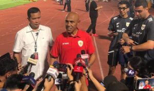 Kepala pemandu bakat timnas Indonesia Simon Tahamata ketika ditemui awak media dalam sesi latihan timnas Indonesia di Stadion Madya Gelora Bung Karno, Jakarta, Senin