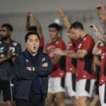 Ketua Umum PSSI Erick Thohir (kedua kiri) meninjau latihan Timnas Indonesia jelang melawan Timnas China di Stadion Madya, Komplek GBK, Senayan, Jakarta.