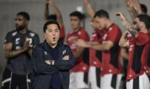 Ketua Umum PSSI Erick Thohir (kedua kiri) meninjau latihan Timnas Indonesia jelang melawan Timnas China di Stadion Madya, Komplek GBK, Senayan, Jakarta.
