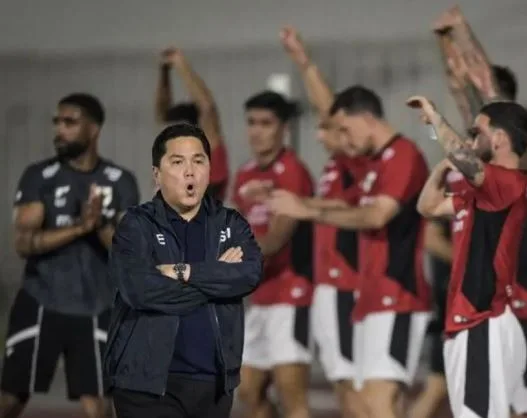 Ketua Umum PSSI Erick Thohir (kedua kiri) meninjau latihan Timnas Indonesia jelang melawan Timnas China di Stadion Madya, Komplek GBK, Senayan, Jakarta.